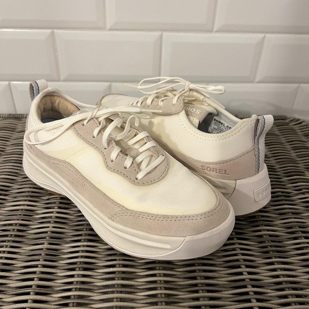 SOREL PLATFORM WOMENS SNEAKER SIZE 5.5 fits like 6